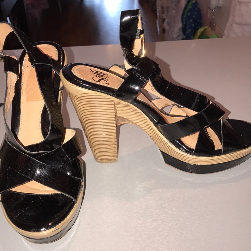 Sofft 7.5 platform heels. bin8